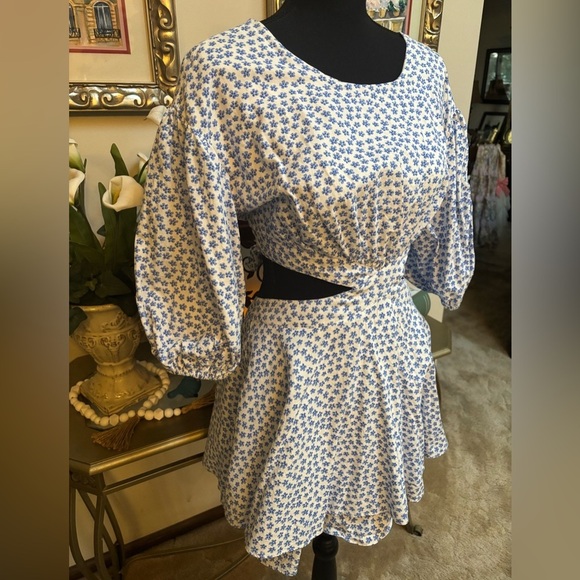VESTIQUE CUT- OUT FIT & FLARE BLUE FLORAL PEASANT TIE BACK MINI DRESS SZ L - Picture 4 of 14